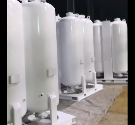 为了保证用户能够推进生产，加班发货，8吨燃油燃气锅炉配带余热炉和3套低温容器罐，发往湖北襄阳